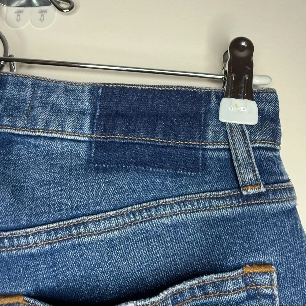 ABERCROMBIE + FITCH Curve Love The Mom High Rise Distressed Straight Leg Jeans